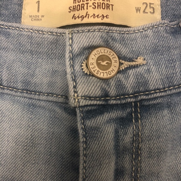 Hollister High Rise Jean Short-Short - Picture 3 of 3